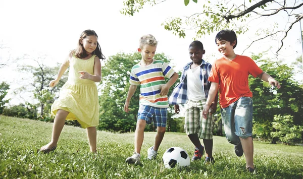 Les enfants jouent au football — Photo