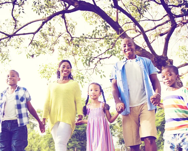 Hermosa familia africana en el parque — Foto de Stock