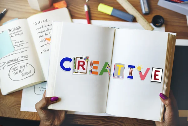 Mujer sosteniendo libro con creativo — Foto de Stock