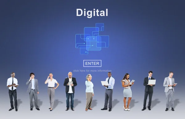 Business-Team mit digitalen Geräten — Stockfoto