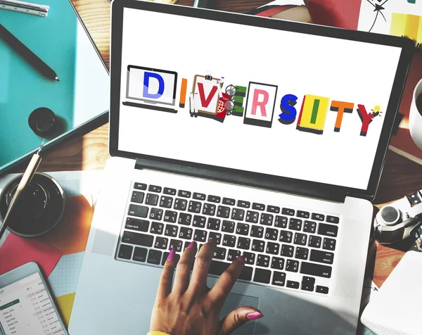 Laptop met diversiteit op scherm — Stockfoto