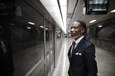 platformda ayakta işadamı