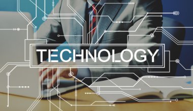 Onun ofisinde dizüstü kullanarak iş adamı