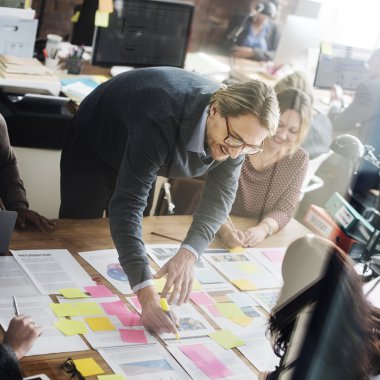 İş adamları analiz ve beyin fırtınası