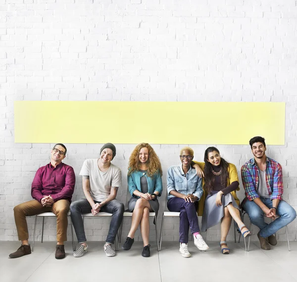 Diversidad personas sentadas y sonrientes —  Fotos de Stock