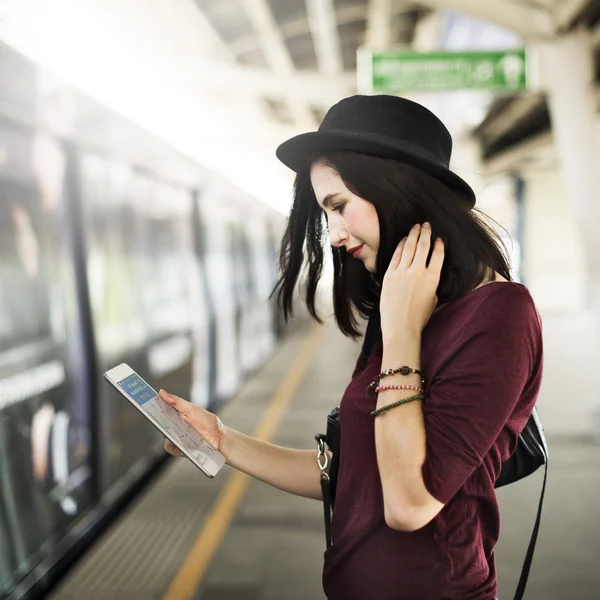 Reisen mit digitalem Tablet — Stockfoto