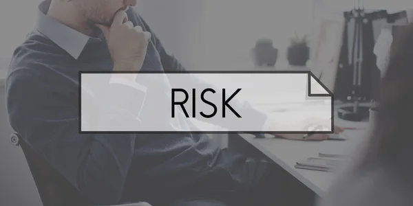 Affärsman tänkande med text risk — Stockfoto