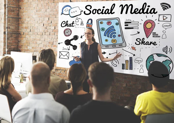 Persone in conferenza con i social media — Foto Stock