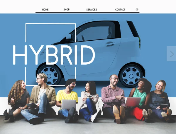 Diversity-Freunde nahe Mauer mit Hybrid — Stockfoto