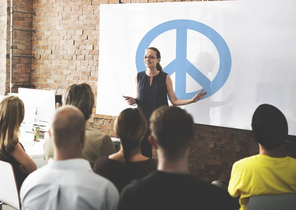 Gente en conferencia con paz — Foto de Stock