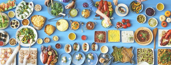 Vänner äta för stora tabell — Stockfoto