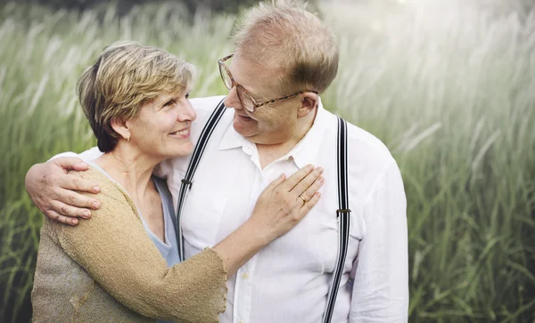 Ältere Paar Frau und Mann auf Dating verbringen Zeit zusammen — Stockfoto