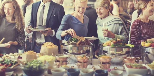 Menschen mit Tassen und Tellern — Stockfoto