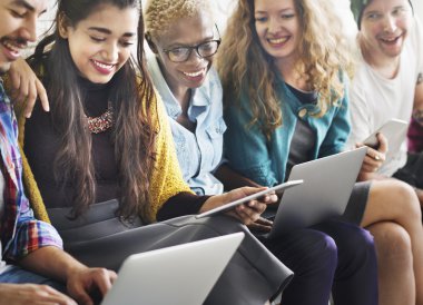 Çeşitlilik insanlarla dijital cihazlar   