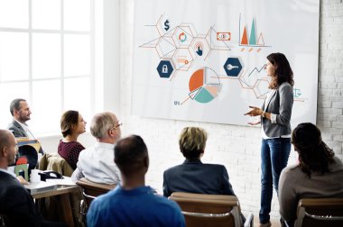 grafik tartışırken iş arkadaşları