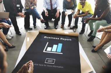 insanlar üzerinde poster ile iş raporu