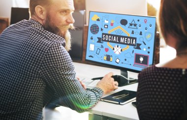 bilgisayar monitörü olarak sosyal medya ile