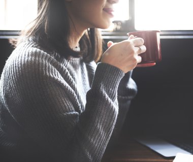  Asyalı kadın kahve ile 