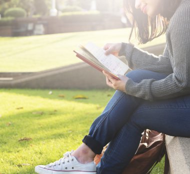 Asyalı kadın okuma 