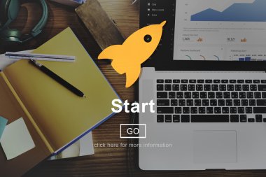 Ofis Masası üstünde laptop
