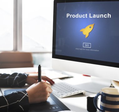 Ürün lansmanı ile bilgisayar kullanan adam