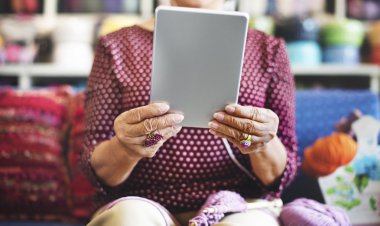 Dijital tablet tutan kadın