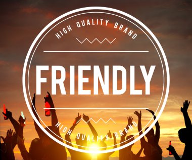 Sahilde birlikte eğleniyor arkadaşlar