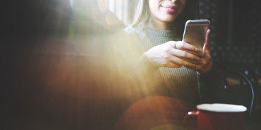 Asyalı kadın tarama cep telefonu