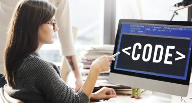 kod ile monitörde gösterilen kadın