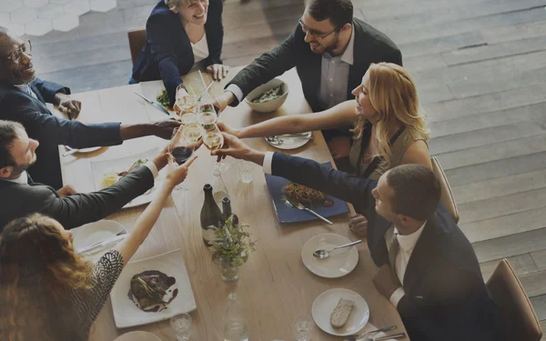 Menschen jubeln mit Brille — Stockfoto