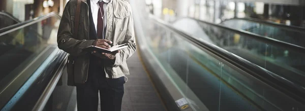 Säker affärsman på rulltrappa — Stockfoto