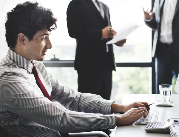 Empresário digitando no computador — Fotografia de Stock