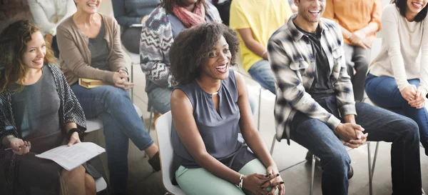 Diversidad de las personas en reunión —  Fotos de Stock