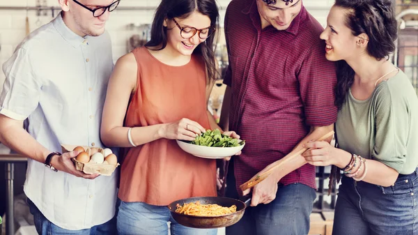 Vänner på kök matlagning koncept — Stockfoto