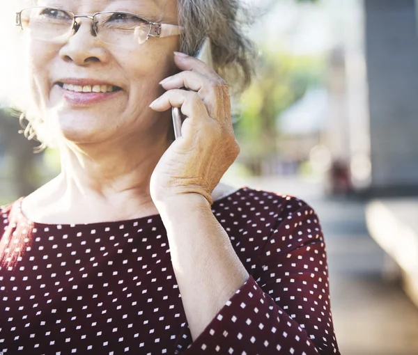 Starsza kobieta z telefonu komórkowego — Zdjęcie stockowe