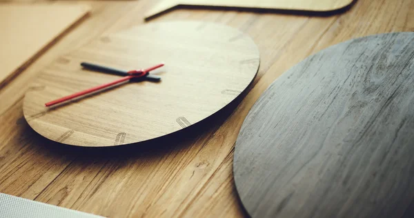 Relógio de madeira conceito moderno — Fotografia de Stock