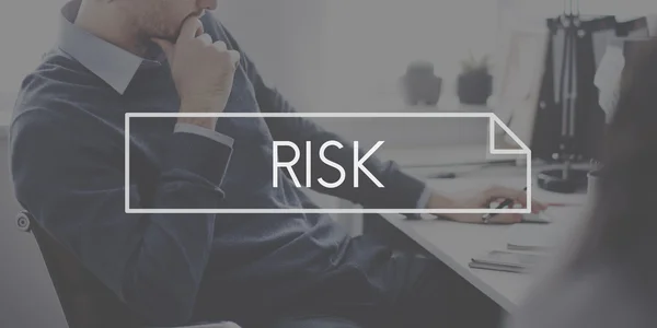 Affärsman tänkande med text risk — Stockfoto