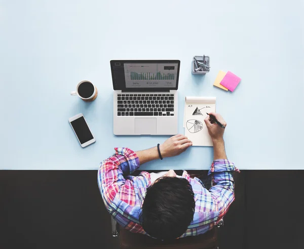 Lavoro con il computer portatile sulla scrivania — Foto Stock