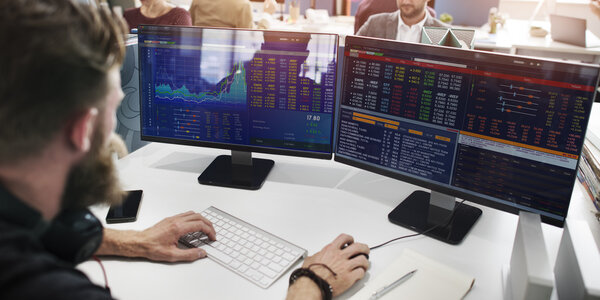 Бизнес-команда, работающая с инвестициями
