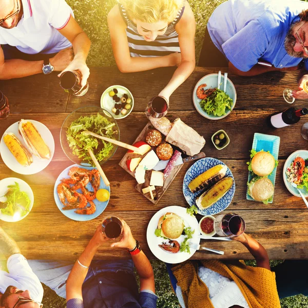 Vrienden van buiten dineren Concept — Stockfoto