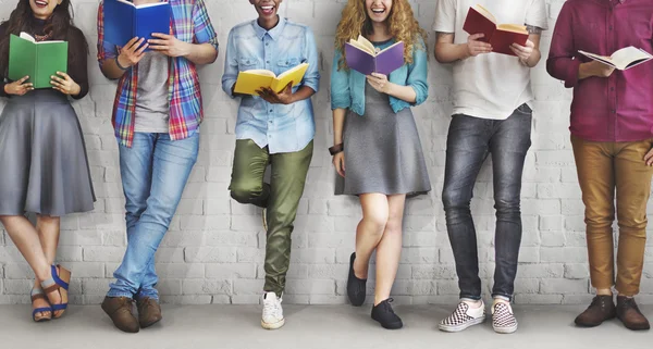 Diversiteit mensen met boeken — Stockfoto