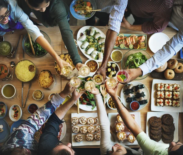 Freunde essen für großen Tisch — Stockfoto