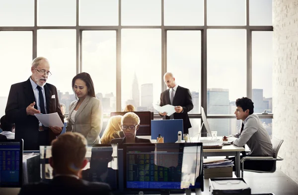 Gente de negocios trabajando en oficina — Foto de Stock