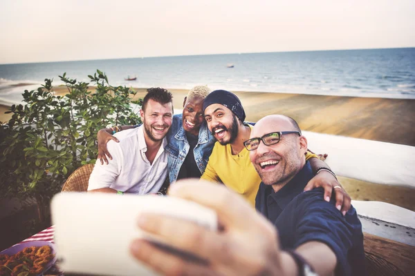 Mångfald vänner att göra Selfie foto koncept — Stockfoto