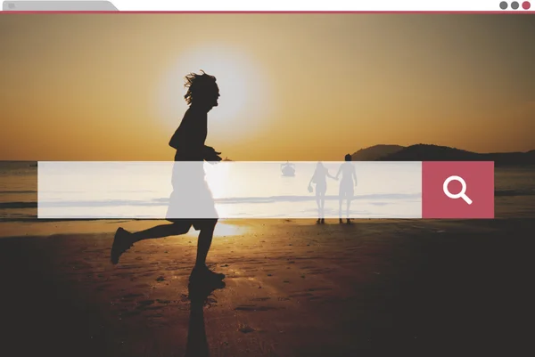 Ludzie jogging na plaży o zachodzie słońca — Zdjęcie stockowe
