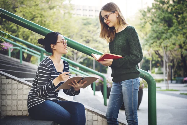 在大学校园里的女孩 — 图库照片