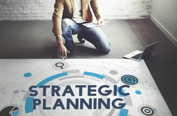 Empresário que trabalha com planejamento estratégico — Fotografia de Stock