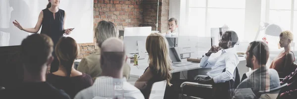 Gente de negocios trabajando en oficina — Foto de Stock