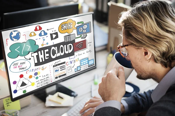 Affärsman som arbetar på dator med moln — Stockfoto