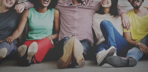 Diversidad amigos cerca de la pared —  Fotos de Stock